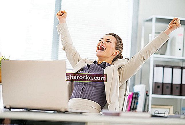الدافع الجوهري - صورة سيدة أعمال سعيدة في المكتب تفرح بالنجاح في إكمال المهمة