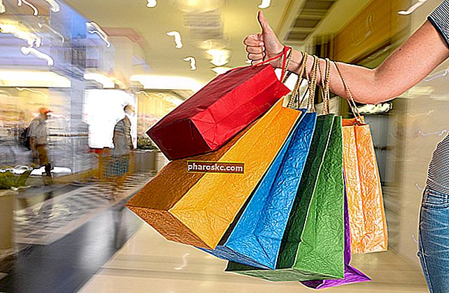 Potrošnja -Ruka koja drži torbe za kupovinu